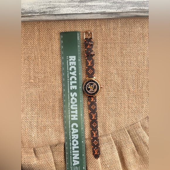 FAUX LOUIS VUITTON SMALL FACED WOMEN WATCH - Picture 6 of 6